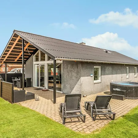 3 Bedroom Amazing In Hvide Sande Holiday home